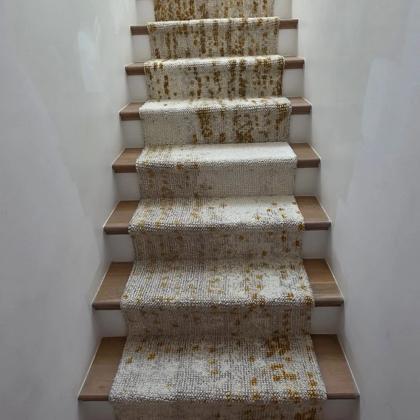 Patterned carpet stair runner installation